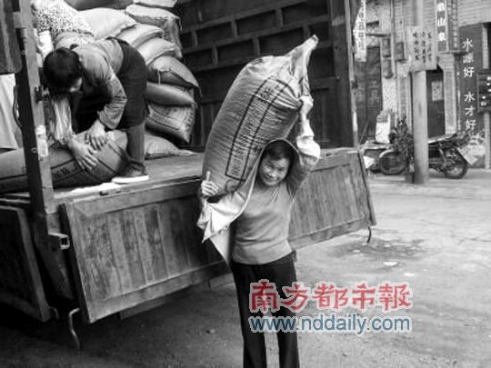 56岁搬运工妈妈一天搬货物200包 助养女圆大