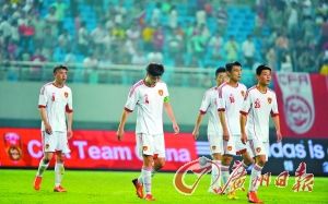 中国男足以1比5惨败给世界排名142的泰国青年
