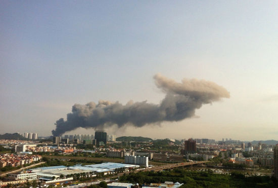 广州一冷冻厂发生大火 天空现大片蘑菇云(图)|
