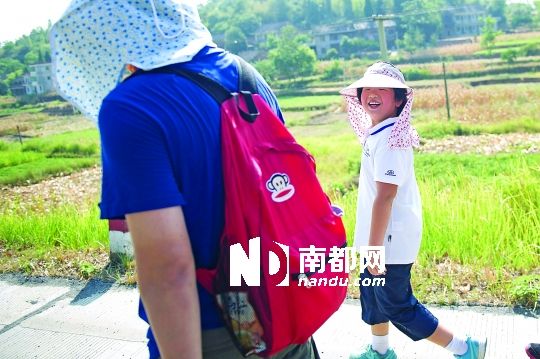 8岁女童今日抵邵阳 每天走20公里边走边玩不艰