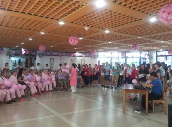 广州家乐福开展老人院重阳节探访活动