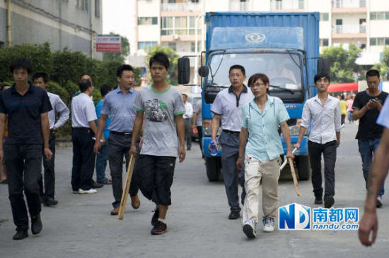 深圳:员工搬床堵工厂大门致群殴 警察开枪(图)