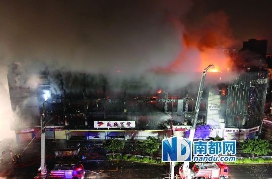 大火烧了六小时 深圳盛妆百货商场大楼剩空架