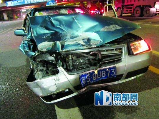 醉酒乘客打跑的哥 驾的士撞坏小车(图)_新浪广