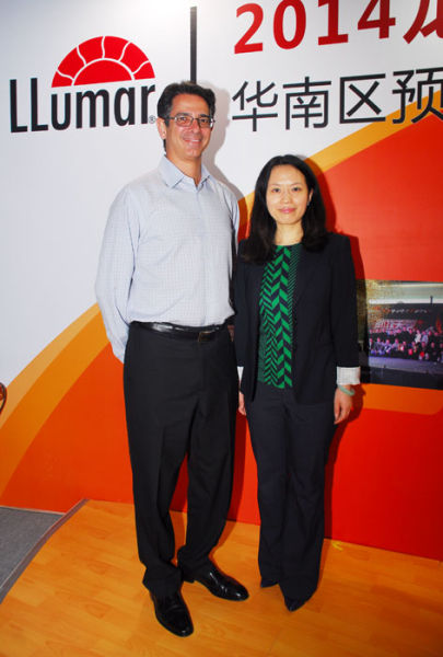 龙膜全球品牌总监Mark Gershenson(左)与伊士曼高性能窗膜部中国区商务首席陈洁女士(右)
