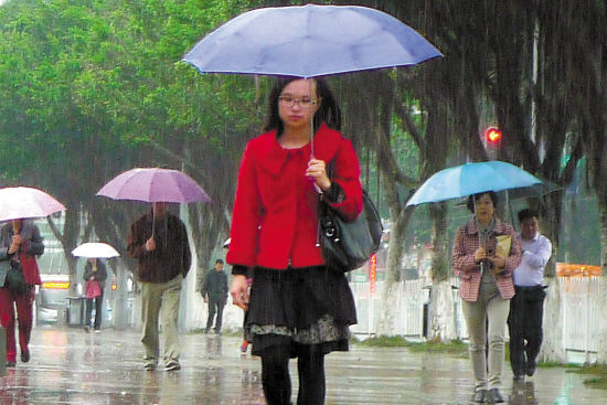 广州今晨再骤雨降温 市民称天气像过山车_新浪
