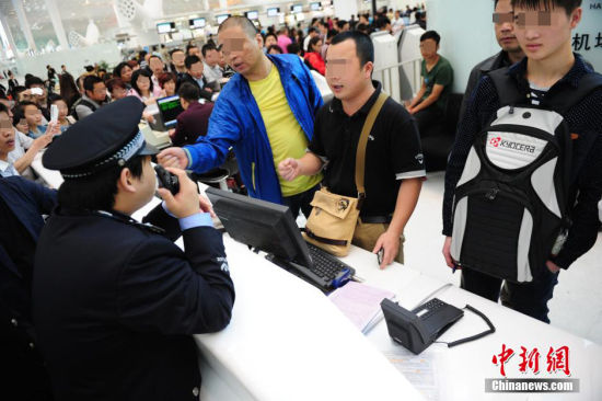 深圳暴雨取消300多个航班 滞留旅客打砸柜台_