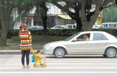 婴儿手推车上路有风险 交警:须防发生交通事故