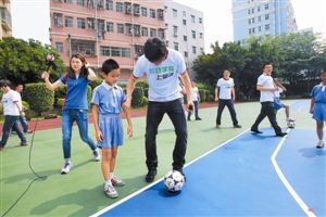 李毅大帝到访深圳一小学 向学生传授足球技巧