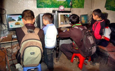 中国最牛小学生 身背10万现金进网吧打游戏|中