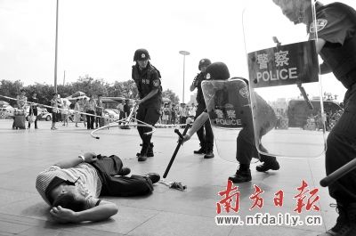 铁警特警在惠州火车站开展联合反恐演练_新浪