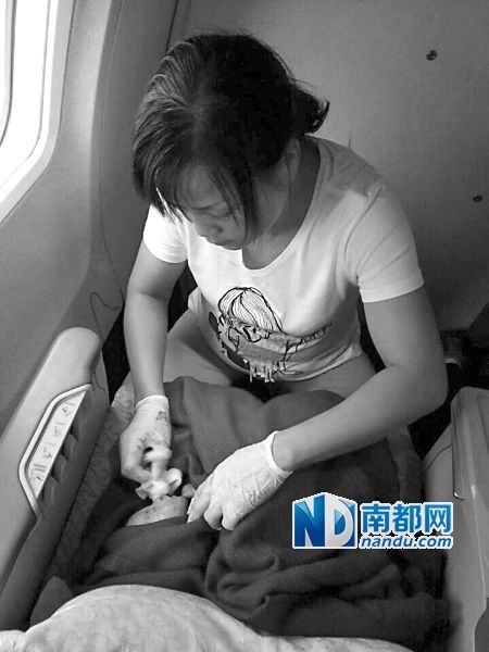 孕妇未到预产期在航班上早产 飞机紧急备降广