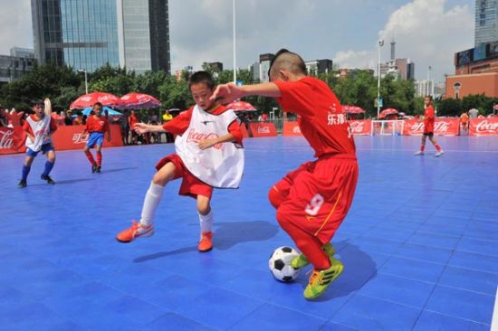 乐撑广州第十五届市长杯可口可乐三人足球赛