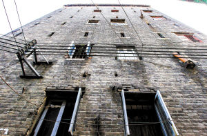 七层楼高、细窄窗户的当楼，犹如碉堡一般，防止当物被盗抢。