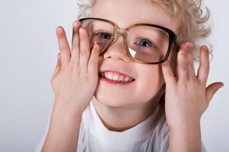 儿童眼镜不适会加深近视 应到正规医院选配|儿