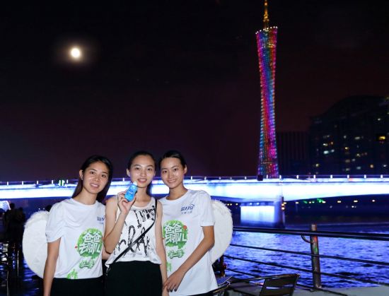 蓝月亮 月亮天使 在广州与游客共度中秋之夜_