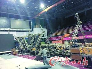 江门市体育馆舞台灯光架坍塌 致两人伤损失百