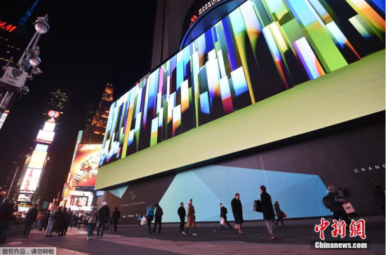 纽约时代广场现新广告牌 长度堪比足球场_新浪