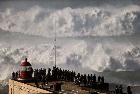 葡萄牙海滩迎来巨浪天气吸引众多冲浪达人_新