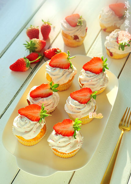 自制新春最受欢迎的春意甜点 酸奶草莓蛋糕|草