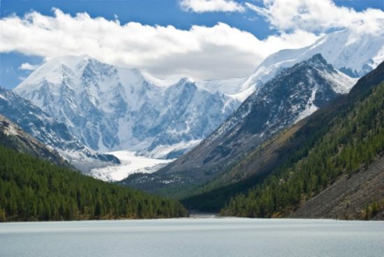 阿尔泰山。阿尔泰山脉位于中国新疆维吾尔自