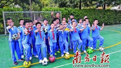 惠州南山学校每周专设足球课 学生人手一个球