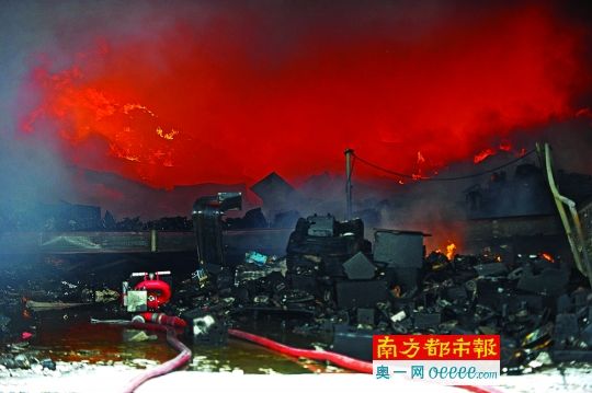 简易厂房起火爆炸 十公里外仍可见黑烟_新浪阳