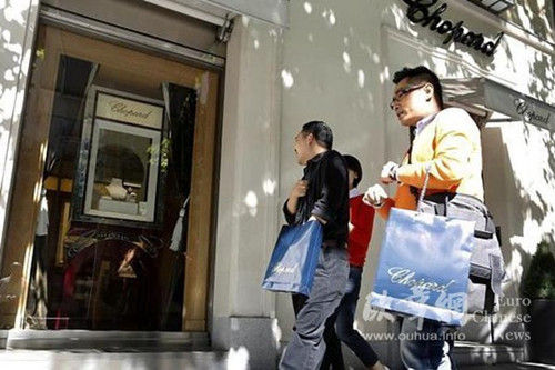 赴西班牙度假消费中国游客增多 消费引关注|西