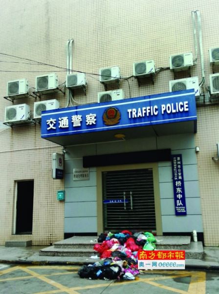 惠州保洁工违章被扣车 在交警中队门口倒垃圾