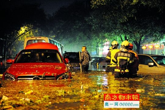 北京遭遇暴雨冰雹 导致积水断路车辆被泡_新浪