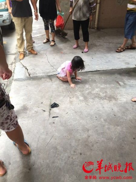 广州南沙2岁女童从5楼坠下 砸中汽车后站起大