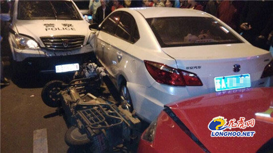 南京警车失控致8车连撞 肇事民警被抽血化验_