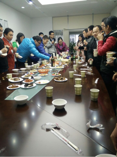 深圳公司员工自带土特产 办特色开年盛宴