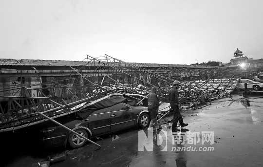 10级狂风携暴雨突袭广州 树倒窗飞水浸街(图)|