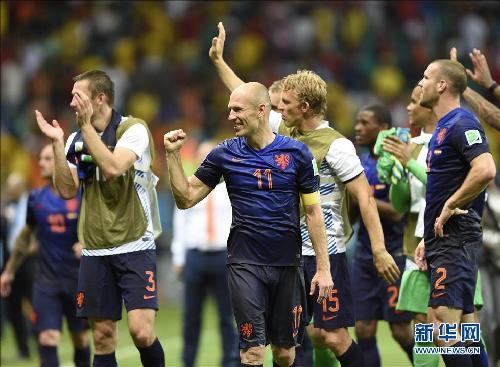 范佩西和罗本梅开二度 荷兰队5-1狂胜西班牙_