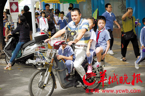 深圳四年级以下小学生上下学或需与家长交接_