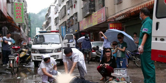 惠州一男被当街刺死 妻及幼子目睹全程