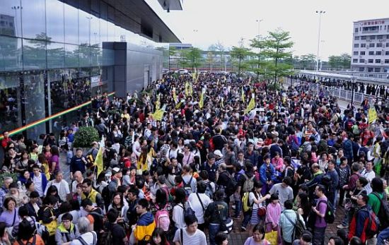 香港复活节假期首日福田口岸现入境客流高峰