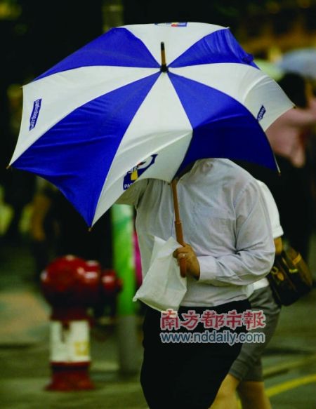 逢8号以上风球和黑色预警,香港人就不用上班;