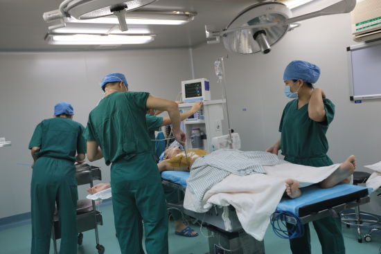 中国首例乌克兰女模隆胸手术直播曙光进行
