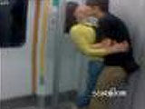 深地铁强吻女生22岁嫌疑男被拘