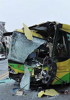 東莞失魂公交連撞3車致1死17傷